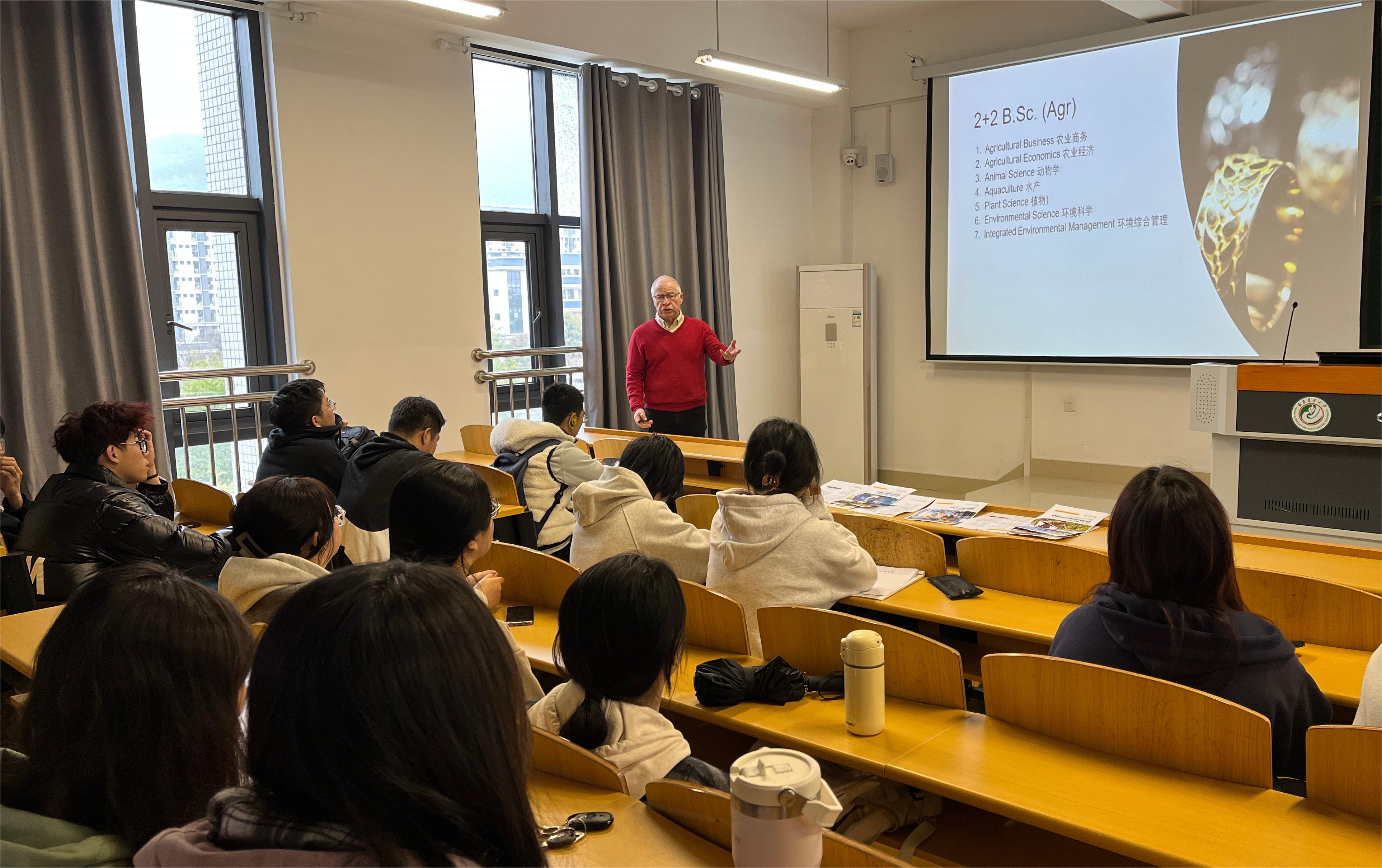 Claude Caldwell教授为学生讲解专业概况.jpg